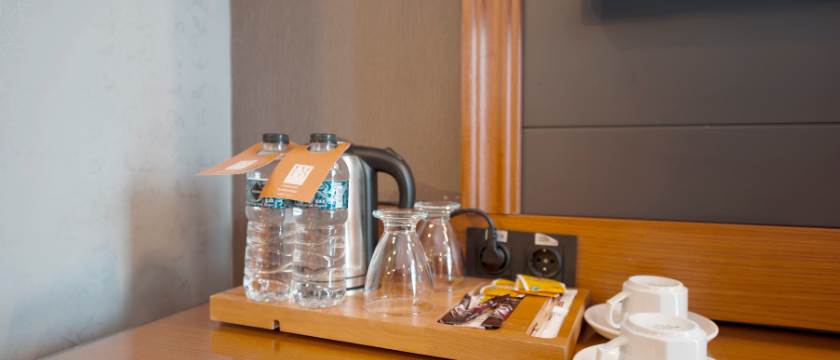Tee- und Kaffeeset im Zimmer.